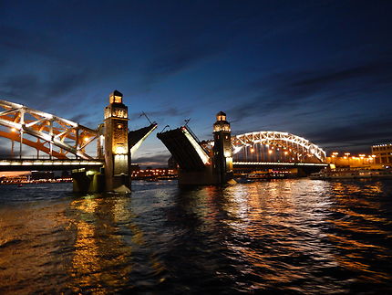 Levée des ponts à St Pétersbourg