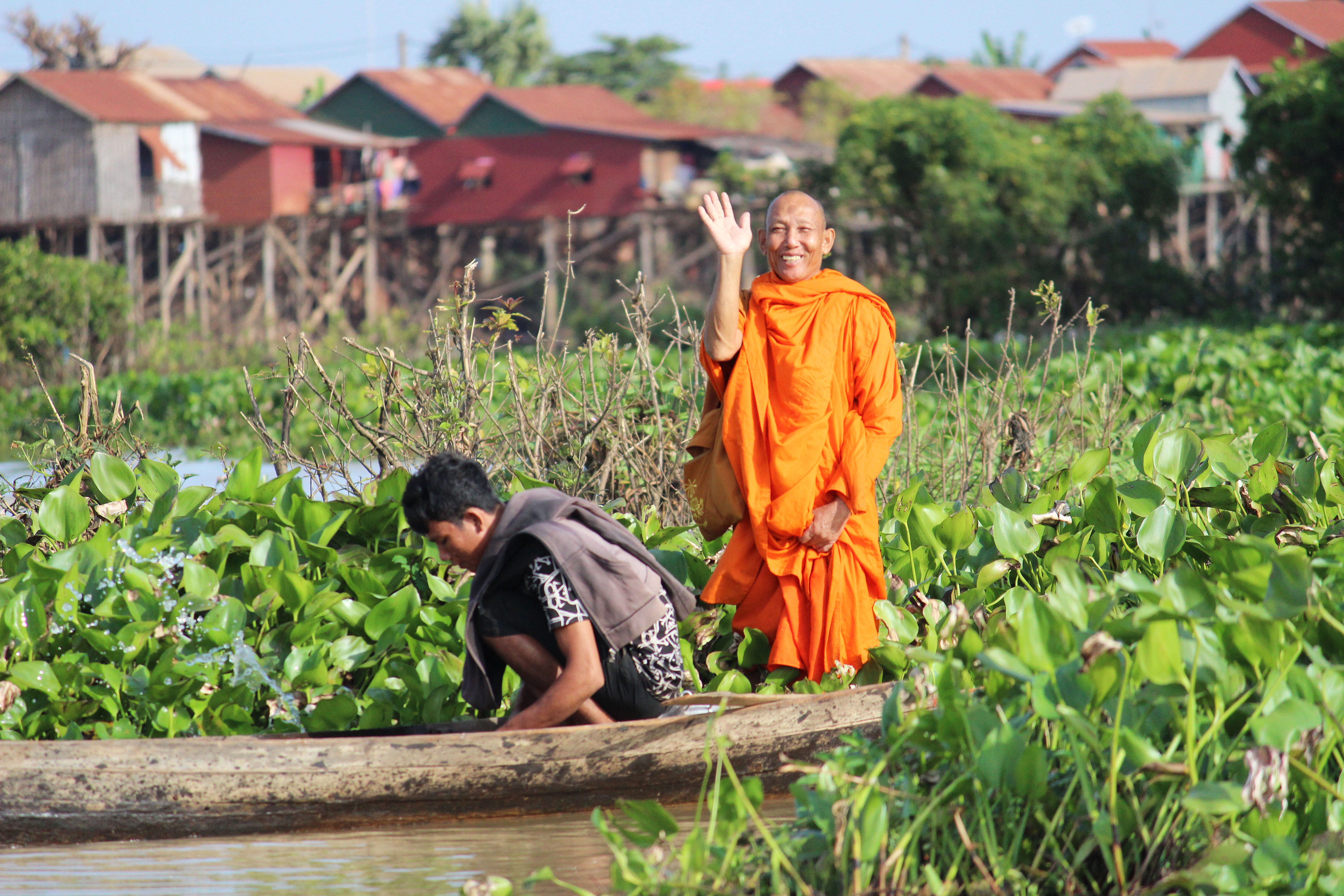 Moine bouddhiste cambodgien sur le Lac Tonlé Sap Moine bouddhiste cambodgien sur le Lac Tonlé Sap