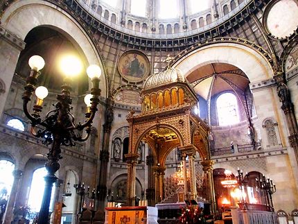 Vue du choeur et du ciborium de Saint-Augustin