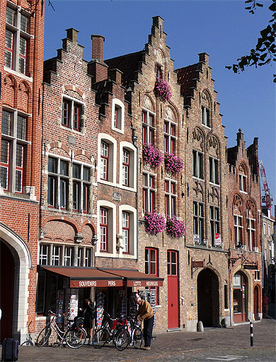 Façades, place Jan Van Eyck, Bruges, Belgique Façades, place Jan Van Eyck, Bruges, Belgique