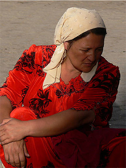 Jeune femme au marché de Samarcande