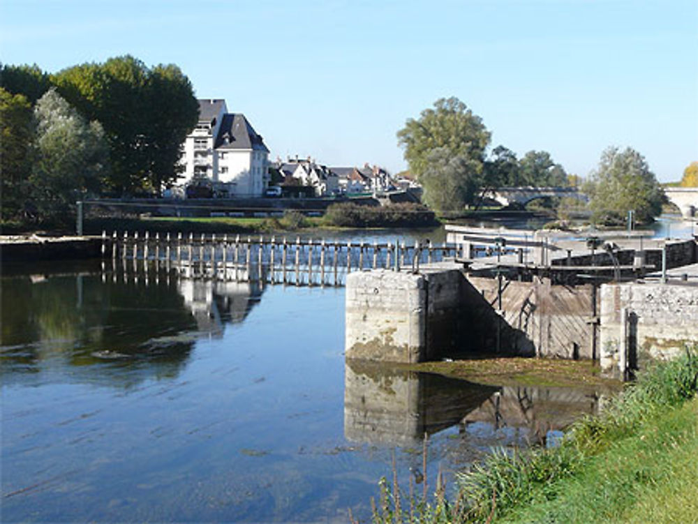 Barrage à aiguilles et écluse sur le Cher