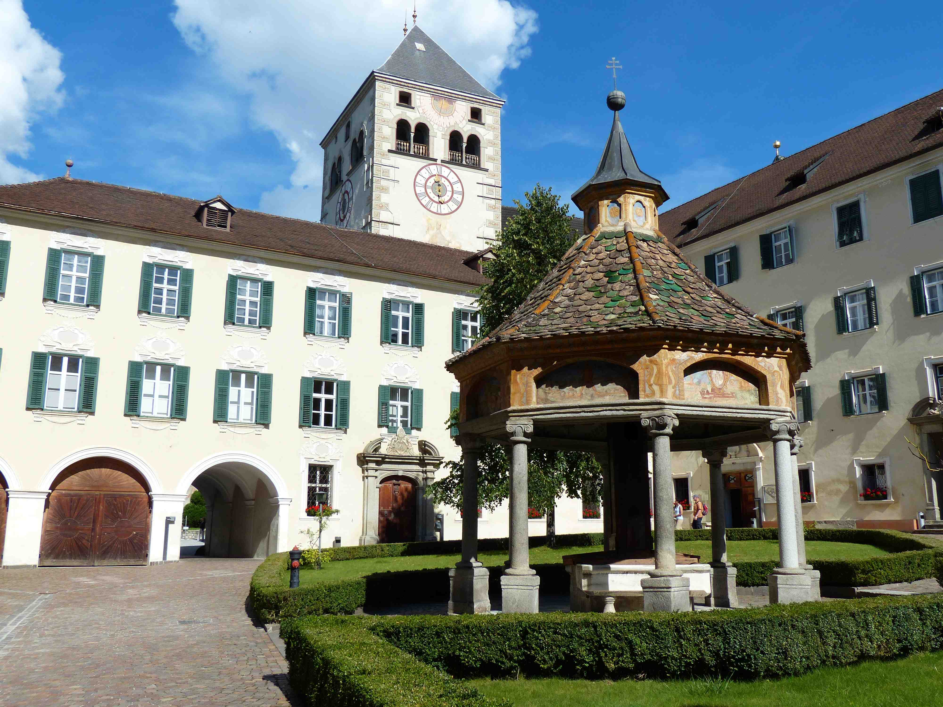 Abbaye de Novacella - Entrée et Puits Abbaye de Novacella - Entrée et Puits