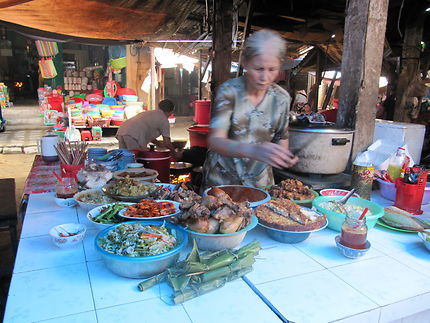 Cuisine de rue dans le marché de Huế, Vietnam