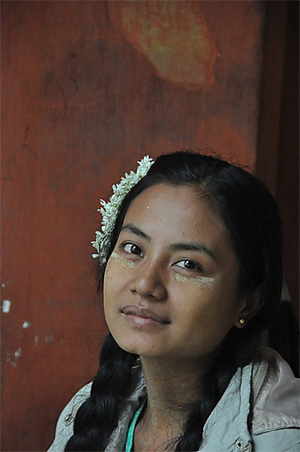 Jeune femme à Rangoon