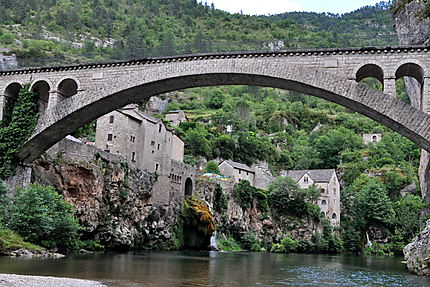 Le pont sur le Tarn, seul accés au village