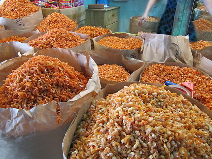 Crevettes variées, au marché Bến Thành, Vietnam
