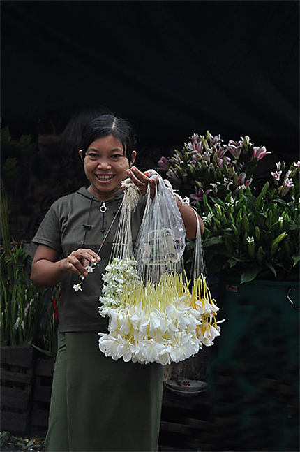 Marchande de fleurs sur un marché