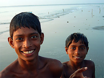 Enfants sur la plage de Kuakata