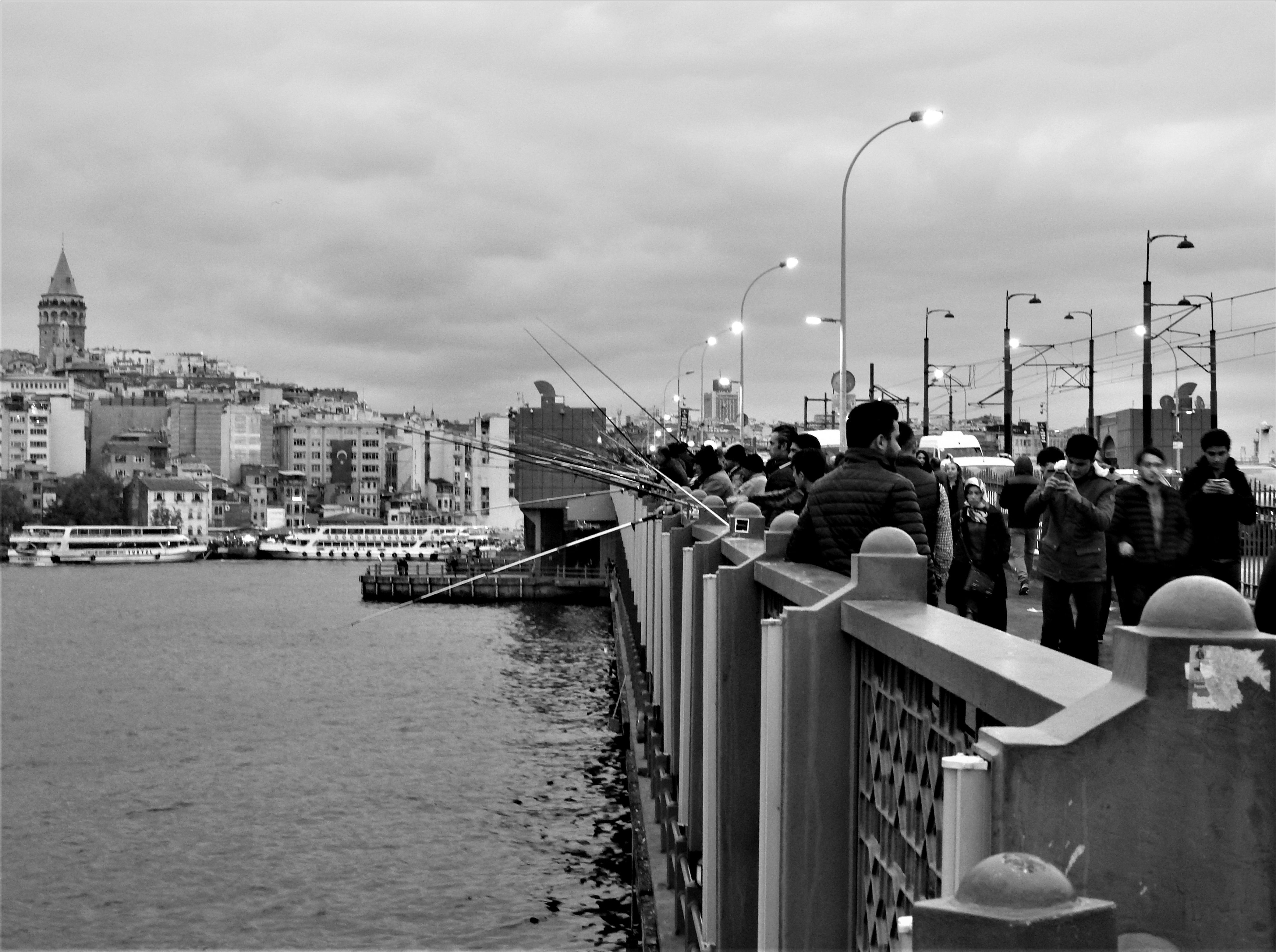 Pêcheurs stambouliottes sur le pont de Galata