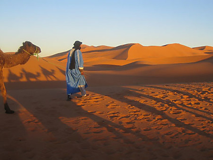 Touareg dans le désert de Merzouga