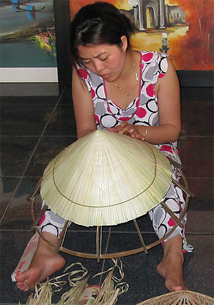 Fabrication de chapeaux coniques dans les environs de Hué