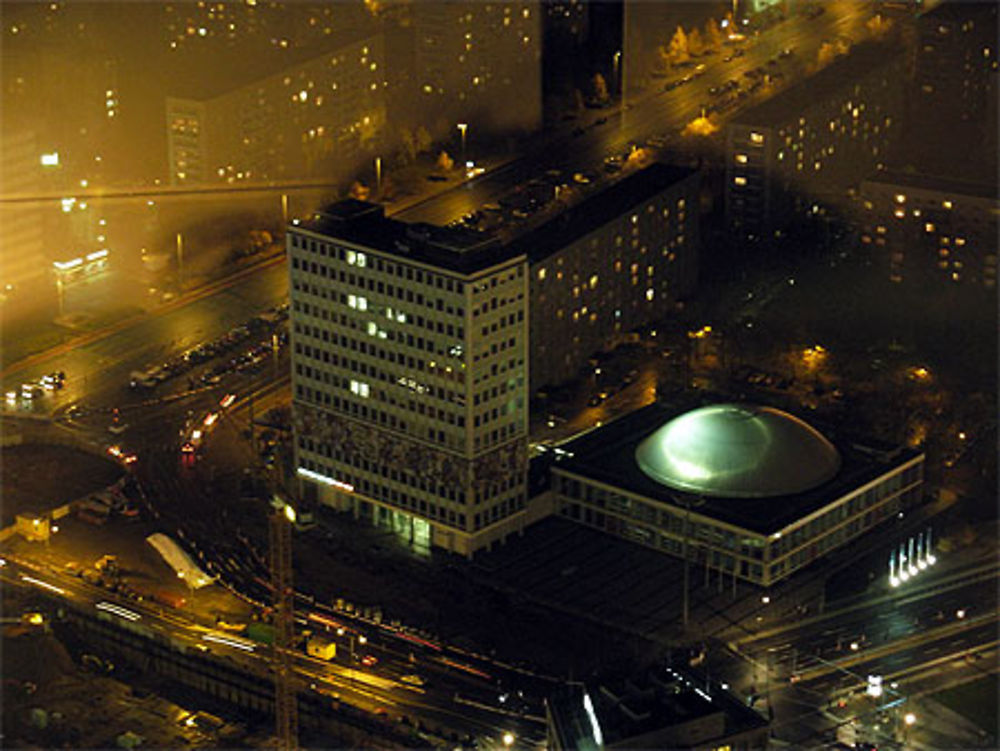 Vue de nuit du haut de la tour de télé