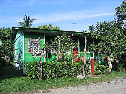 Maison colorée au village de Cahuita
