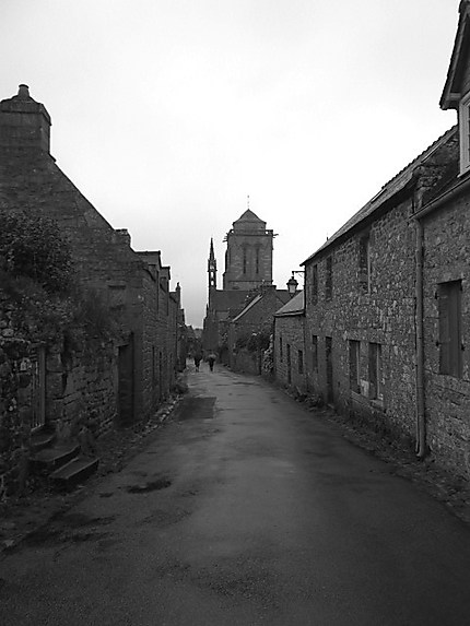 Rue avec église Saint Ronan