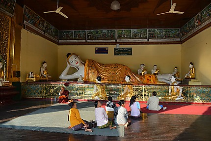 Prière pagode Shwedagon