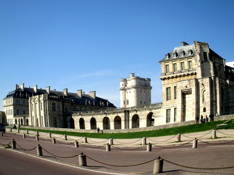 Esplanade du Château de Vincennes Esplanade du Château de Vincennes