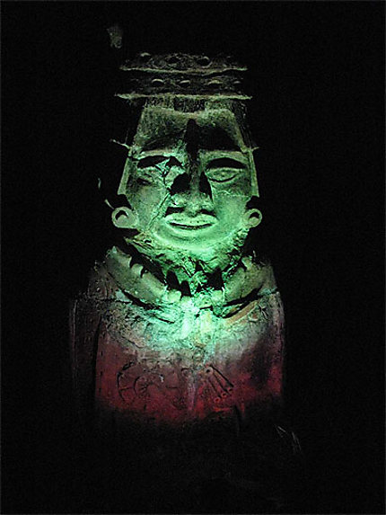 Statue maya