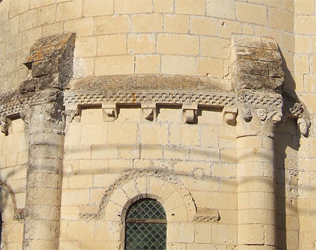 Détail façade église carolingienne du vieux Cravant (XII°S) Détail façade église carolingienne du vieux Cravant (XII°S)