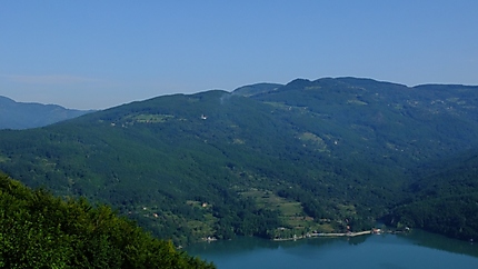 Vue sur la Drina avec les montagnes de Bosnie
