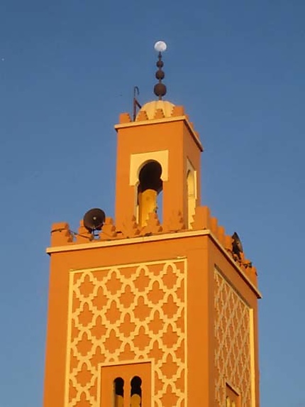 Pleine lune sur la Mosquée de Marrakech