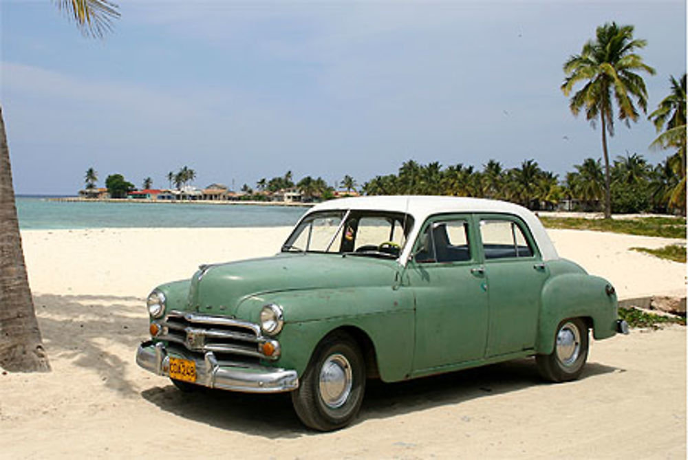 Vieille Dodge à la plage