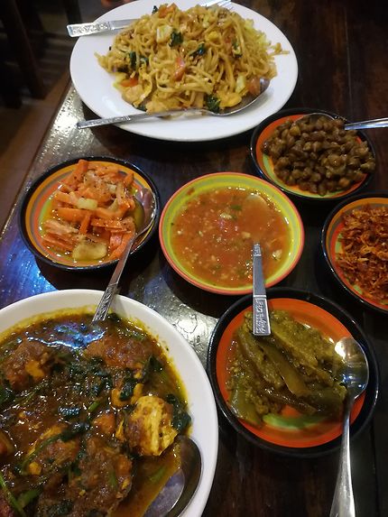 Cuisine népalaise, en Birmanie
