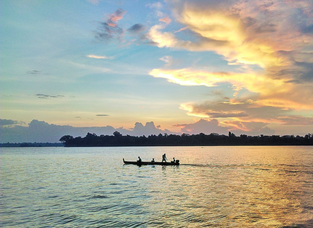 Pirogue sur le Maroni