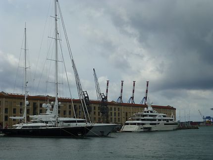 Différents bateaux dans le port de Gênes