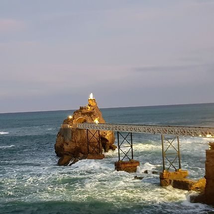 Regard sur le rocher de la vierge à Biarritz