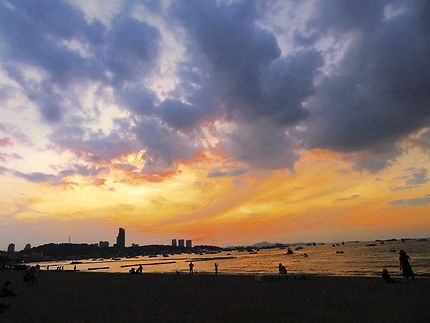Début de soirée sur la plage de Pattaya