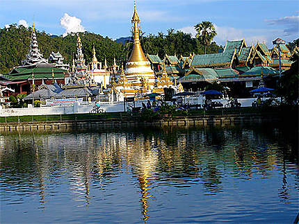 Temples sur lac
