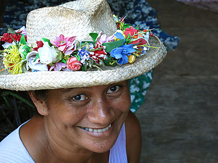 Polynésienne produisant de la vanille