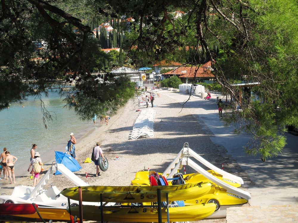 Plage et touristes à Cavtat