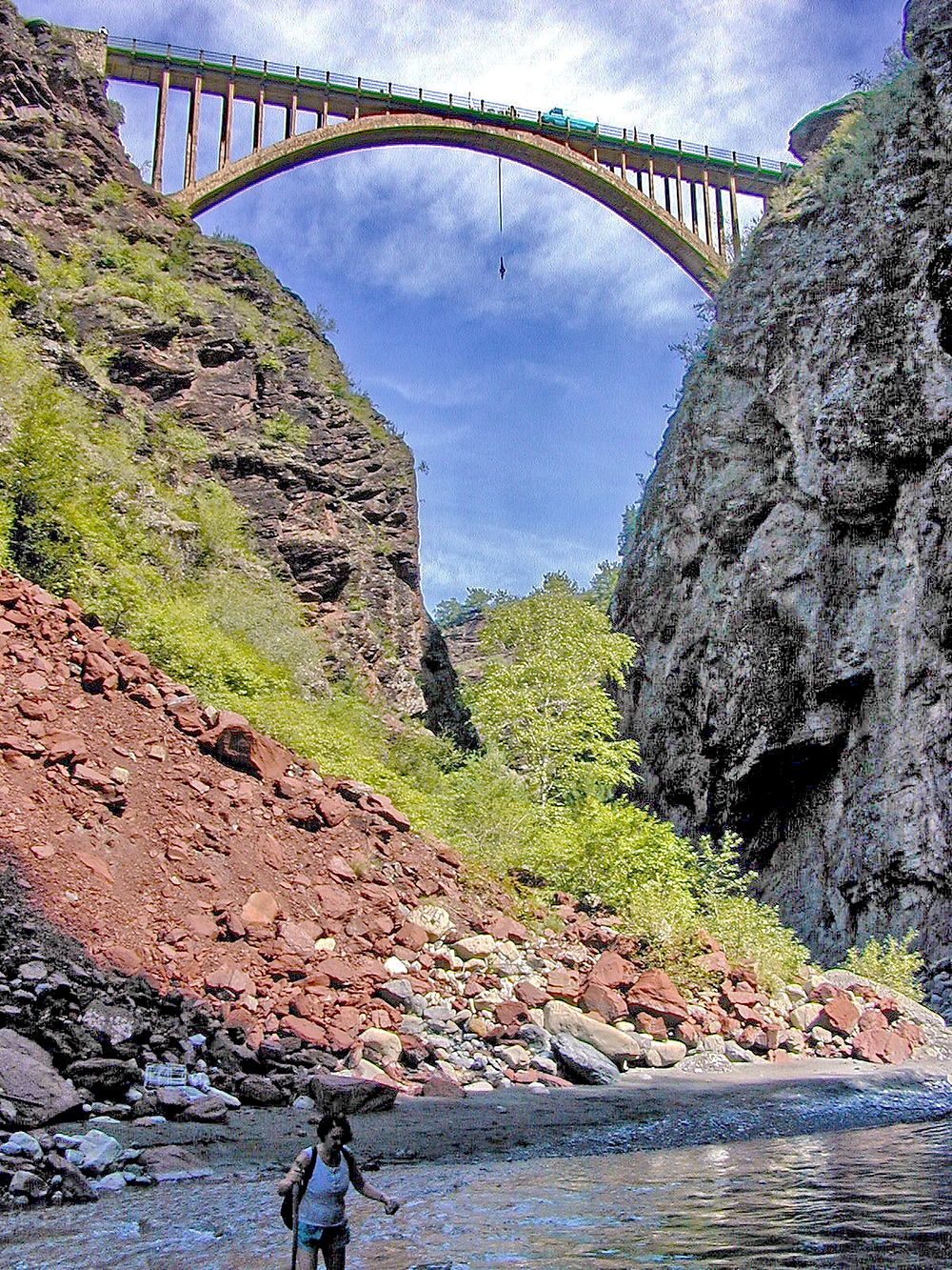 Saut à l'élastique dans les gorges de Daluis