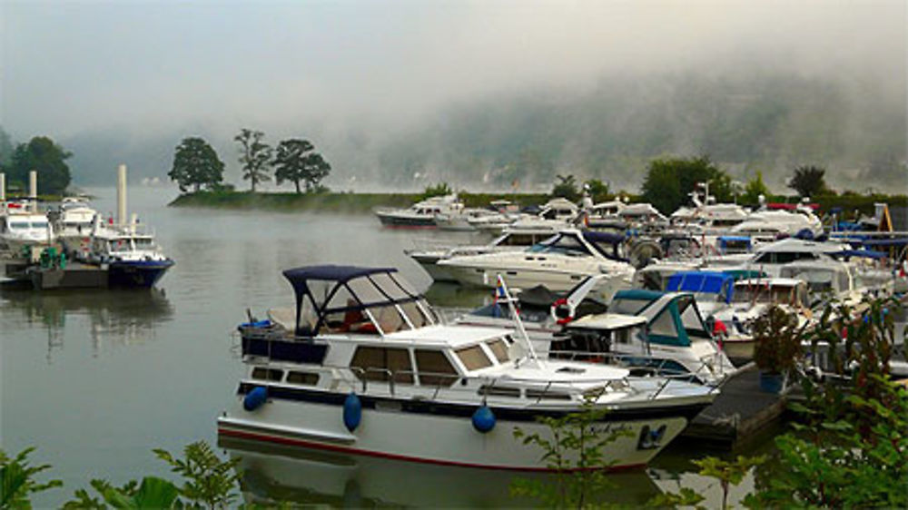 Port dans la brume