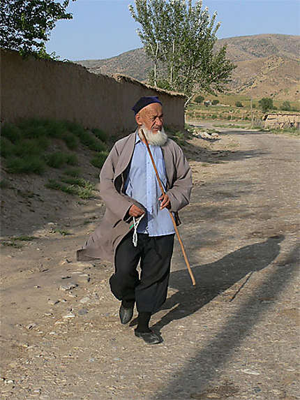 Vieillard dans une rue d'Ayaktchi