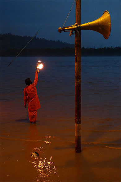 Magie de la Lumière de l'Aarti de Rishikesh Magie de la Lumière de l'Aarti de Rishikesh