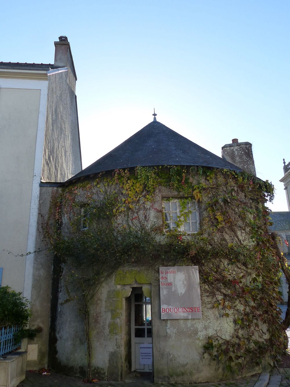 Petite tour ancienne devenue librairie 