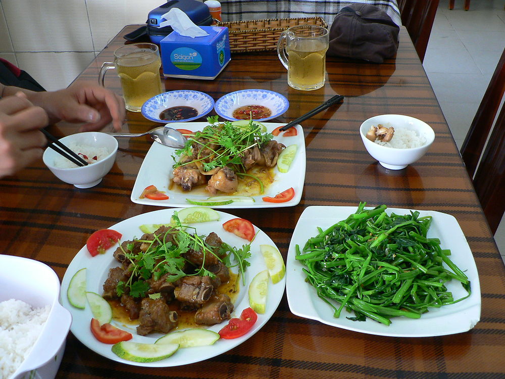 Travers de porc, poulet sauté et liseron d'eau