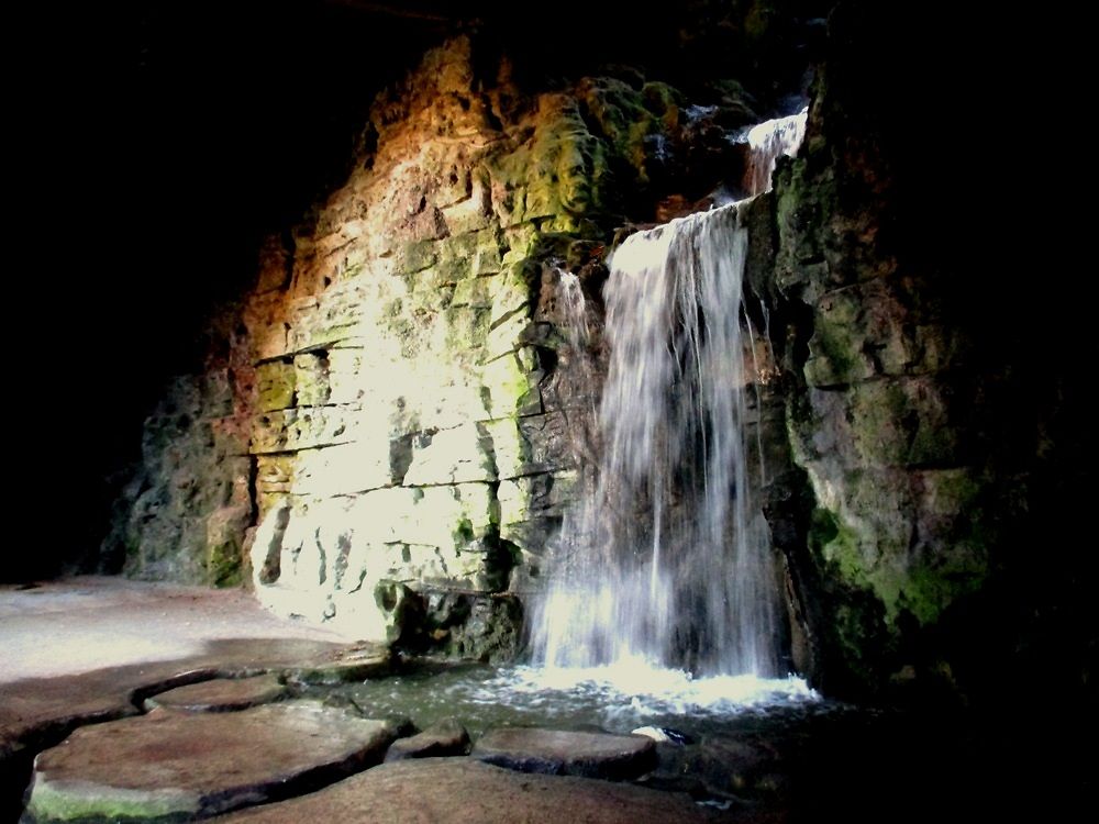 La grotte du jardin des buttes Chaumont