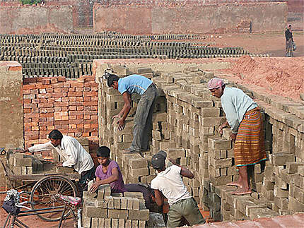 Une usine de brique près de Mongla
