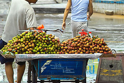 Plateau de lychees au marché de Jinding