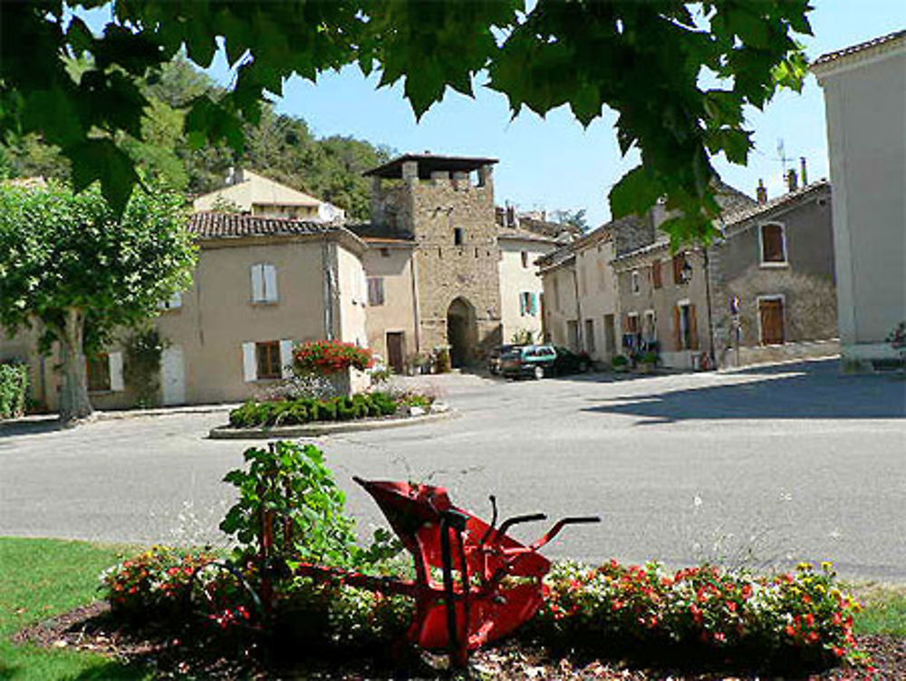 Porte du XIIIme siècle de Montvendre 