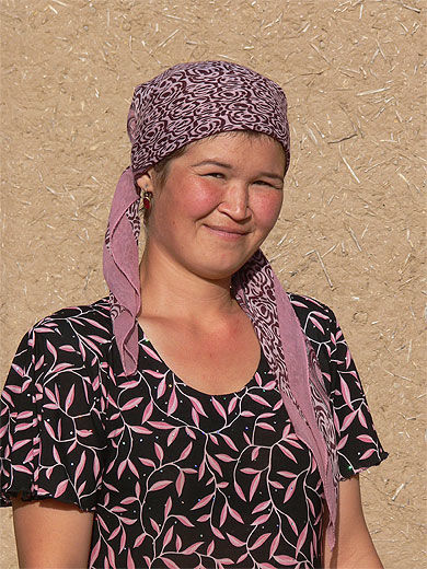 Jeune femme dans un village