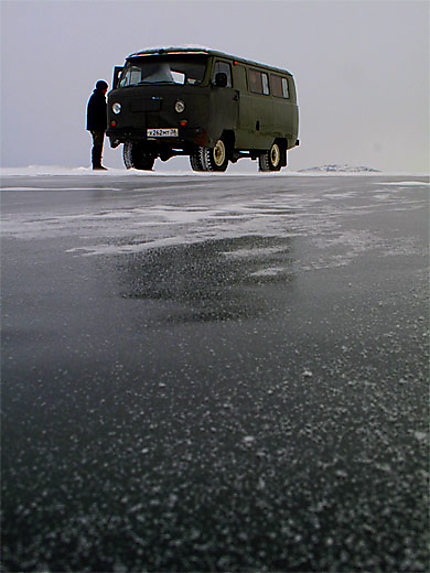 Van Russe sur le lac Baikal