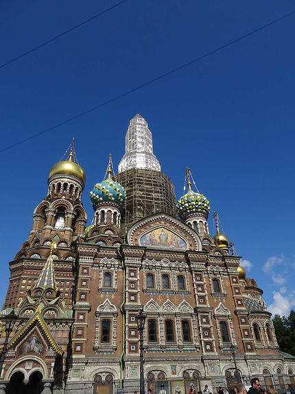 Au pied de l'église de Saint-Pétersbourg
