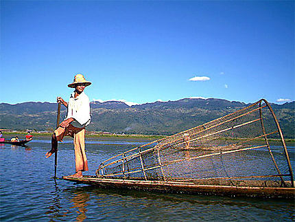 Un pêcheur sur le lac