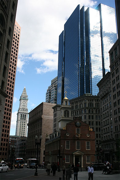 Le Old State House sous les grattes-ciel Le Old State House sous les grattes-ciel