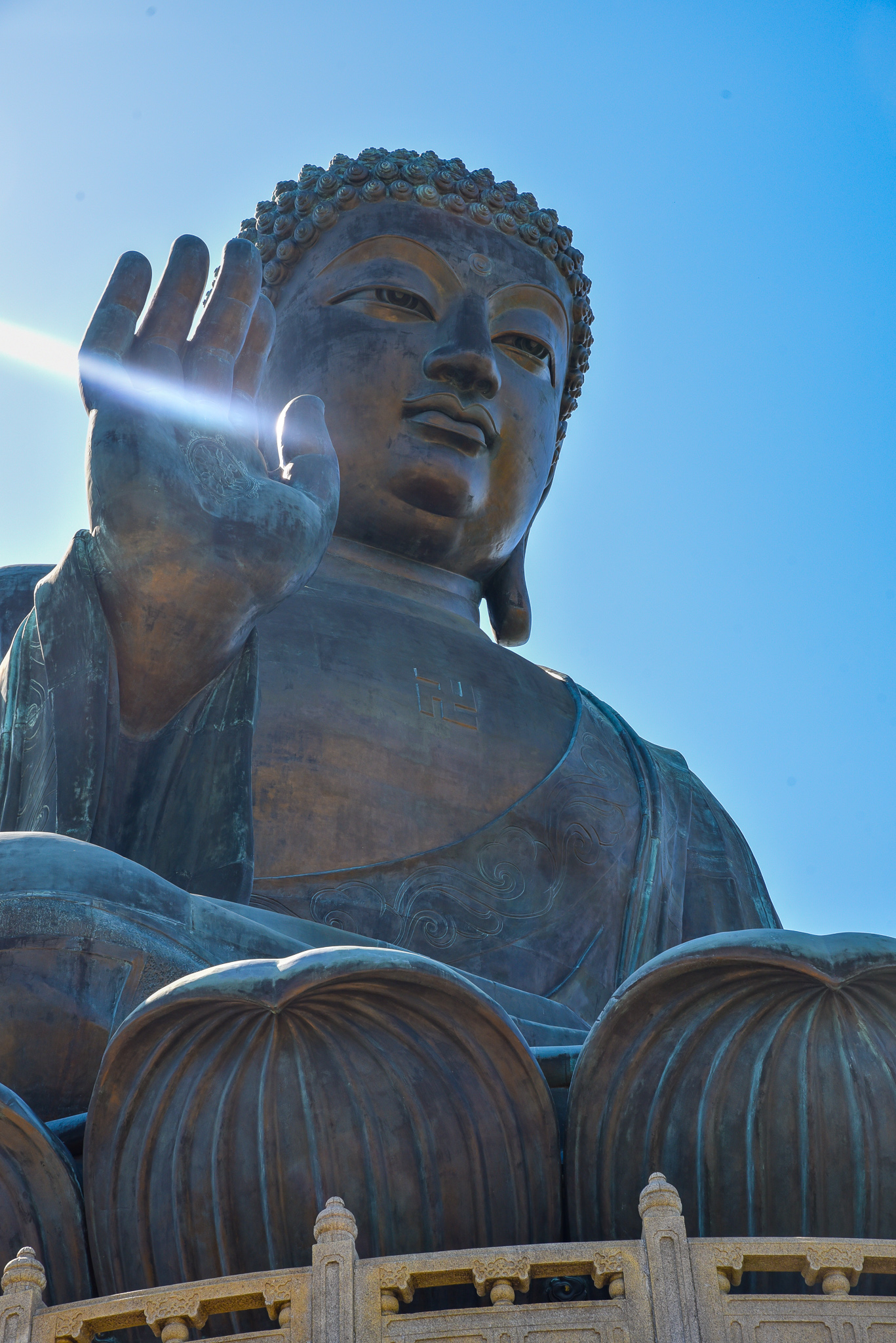Lumière du soleil dans la main de Bouddha Lumière du soleil dans la main de Bouddha